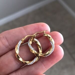 Gold earrings with diamonds